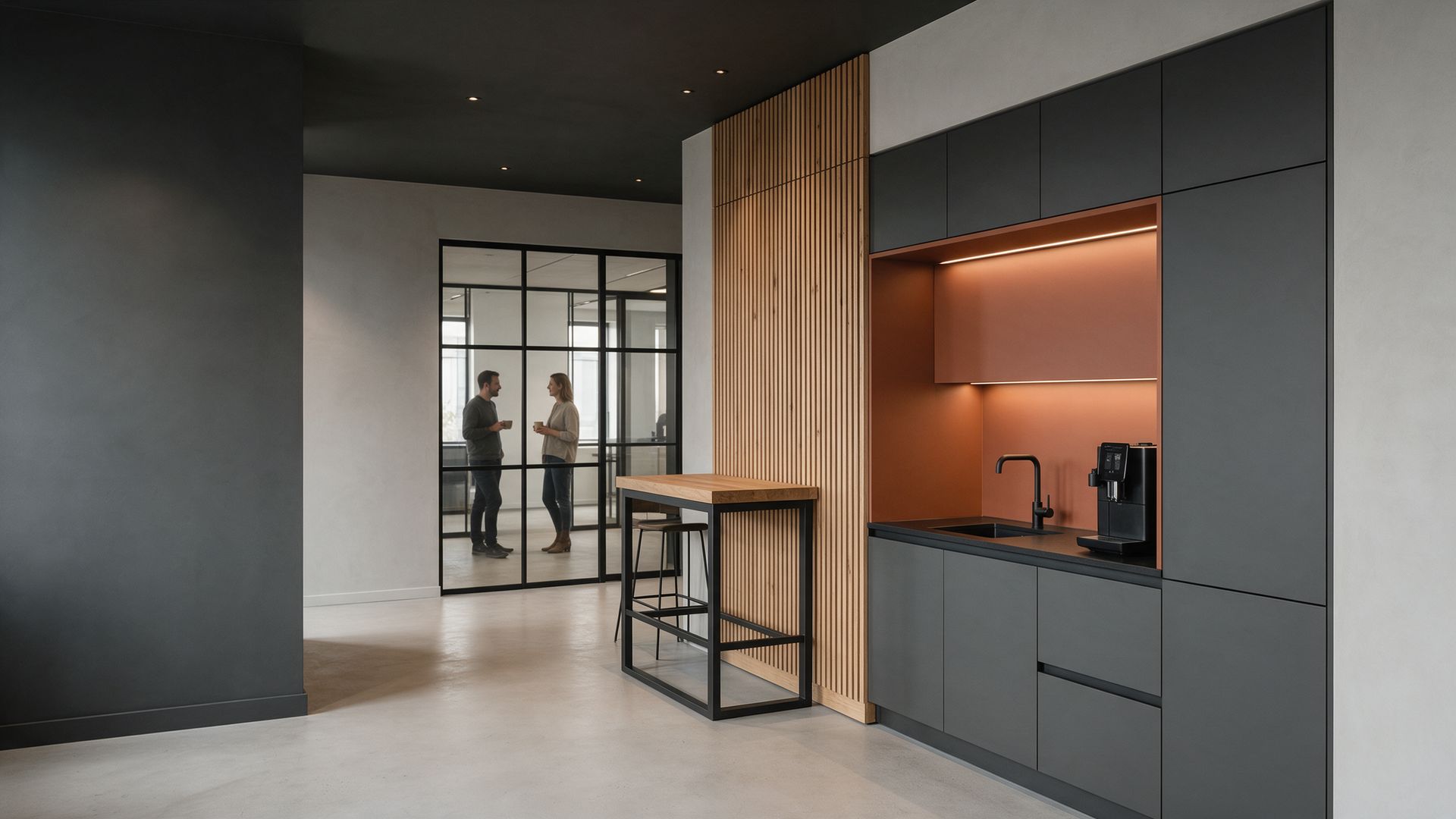 Individuell geplante Office-Küche mit Terrakotta-Nische und Eichenlamellen