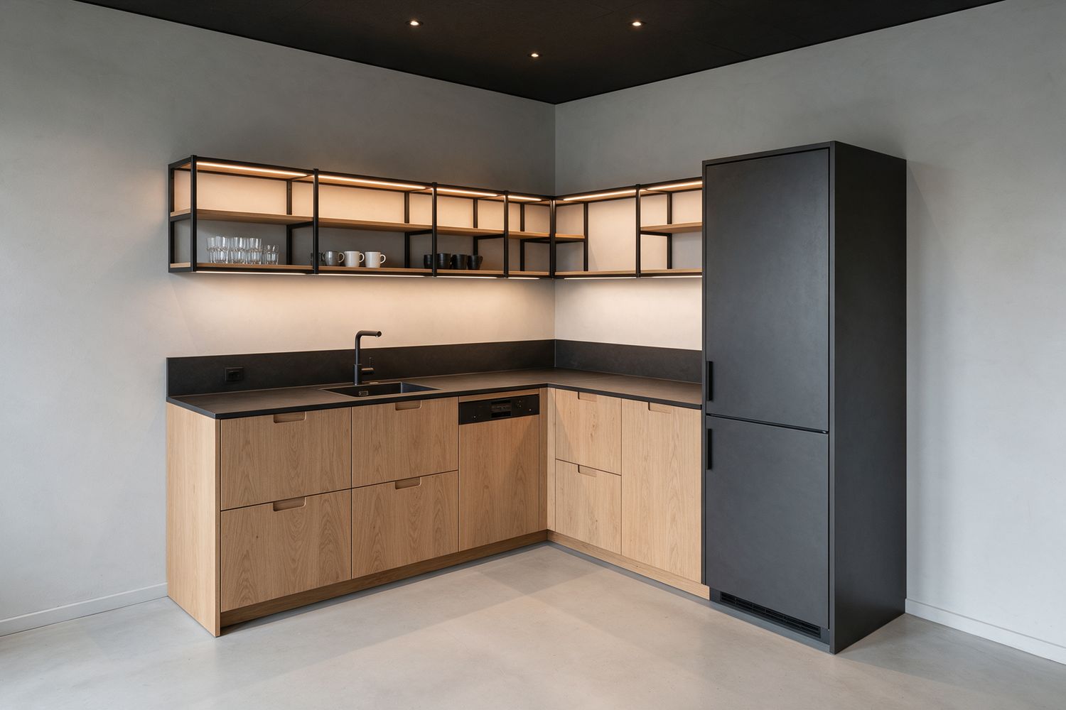 L-Küche über Eck in Eiche mit Graphit-Hochschrank und Stahlregal